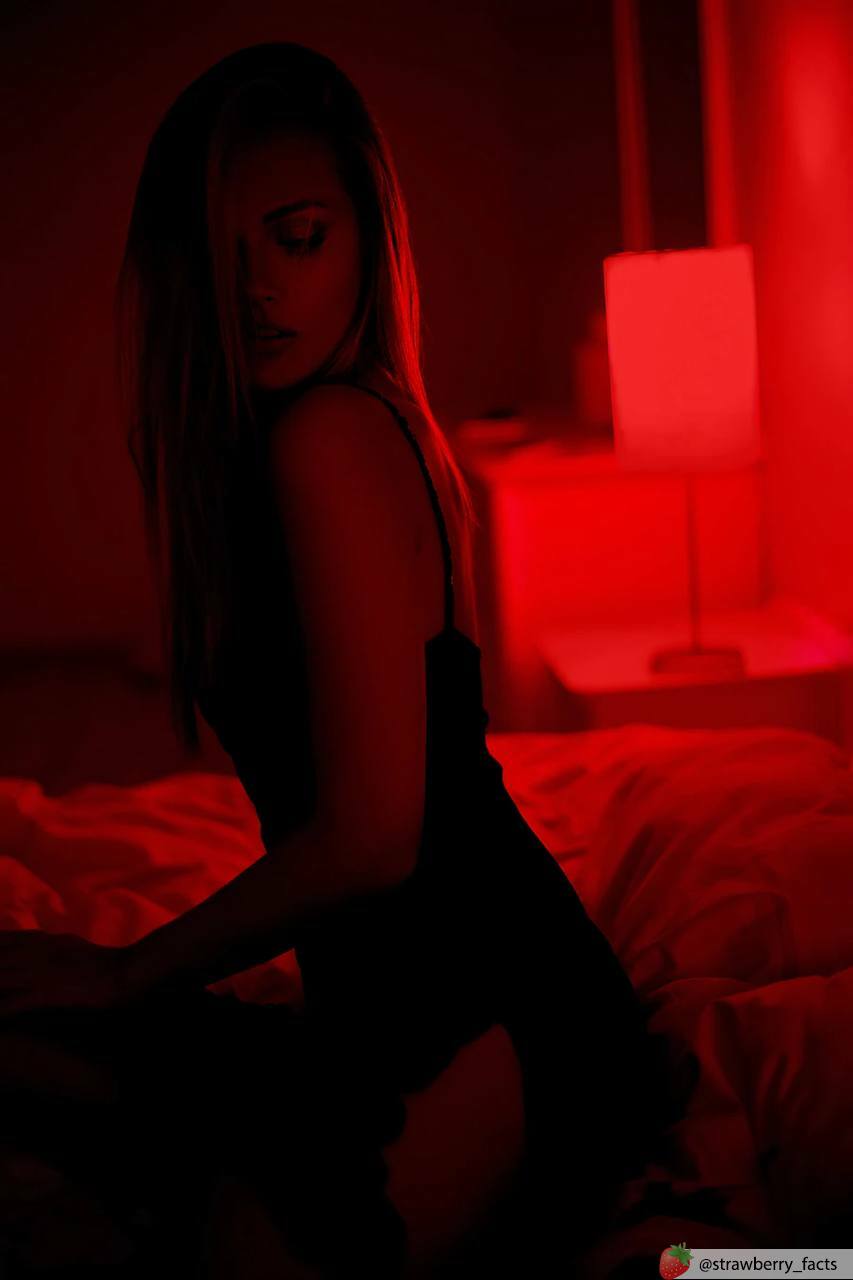 Девушка в красной комнате