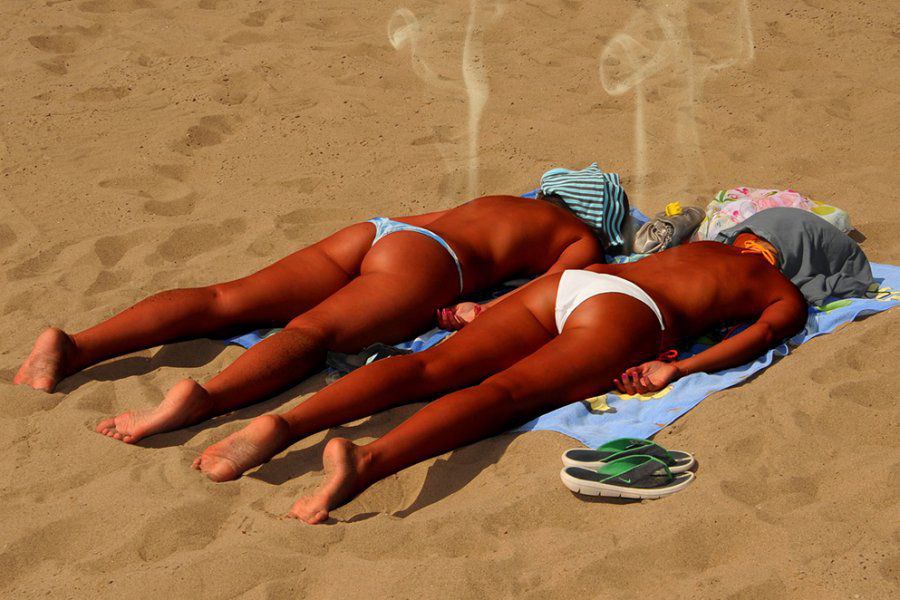 Девушки Загорают На Пляже