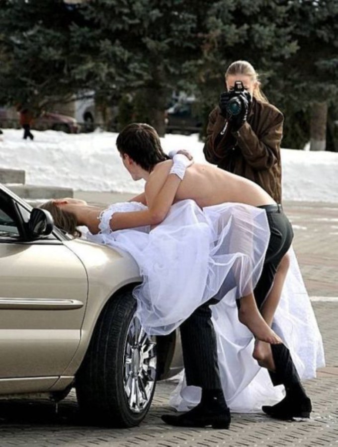 Развратная невеста занялась сексом с фотографом во время фото сессии