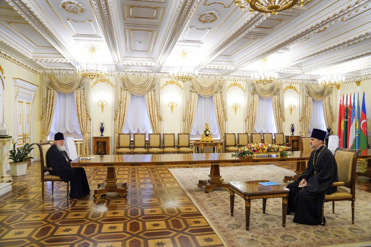 Путин сидит за длинным столом