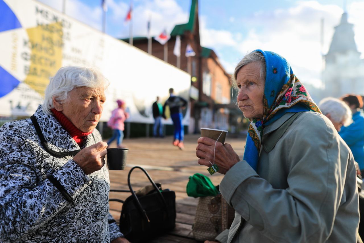 13 я пенсия. Пенсионеры. Пенсионеры в России. Русские пенсионеры. Пожилые люди в России.