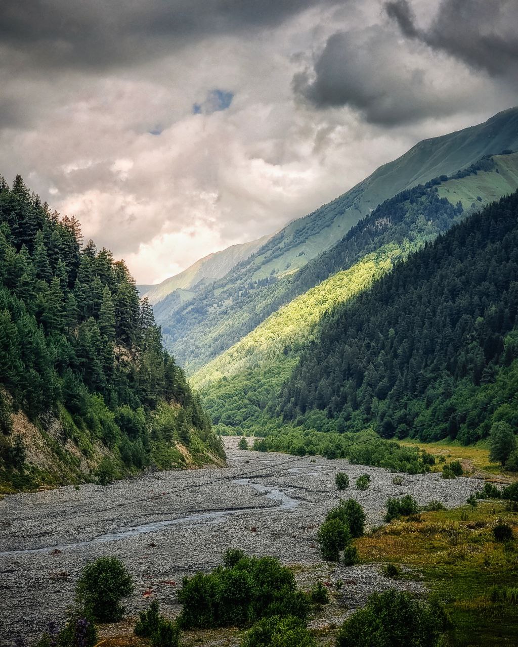 Вертикальная фото гора монах летом цей