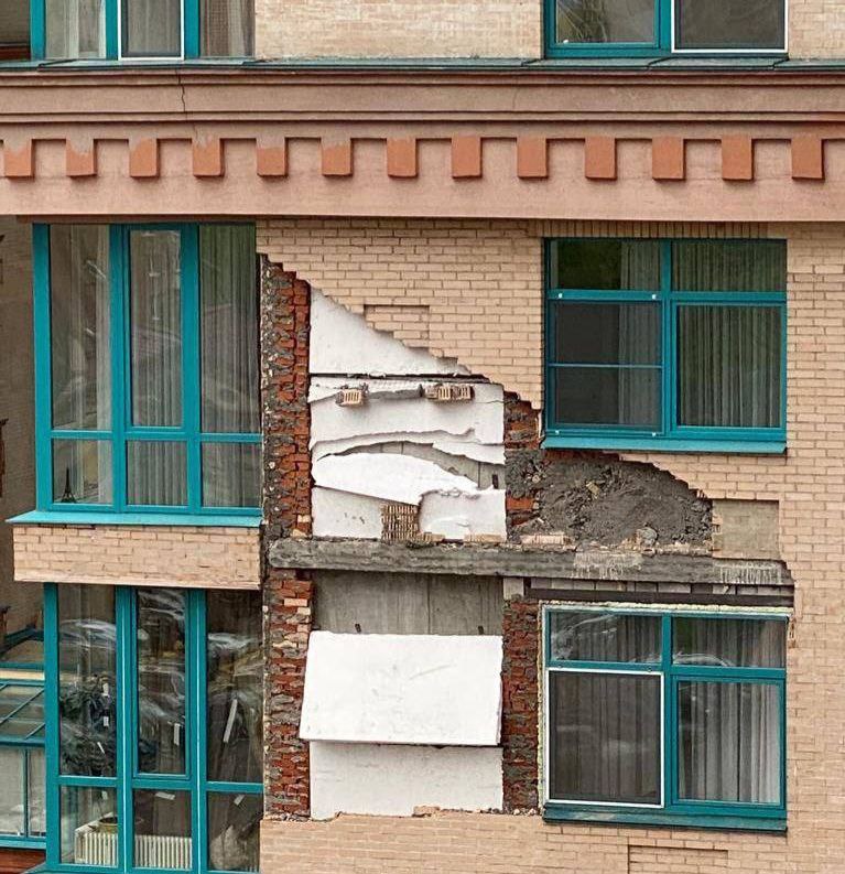 В Москве продолжает разваливаться облицовка когда-то считавшегося &laquo;элитным&raquo; ЖК &laquo;Алые паруса&raquo; от скандально известной компании &laquo;Донстрой&raquo;