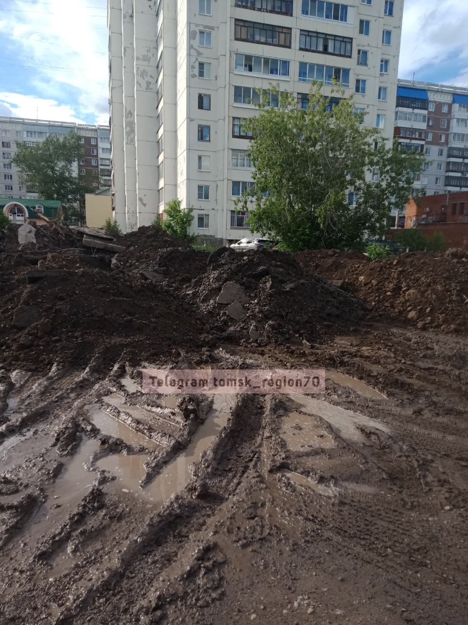 незаконная работа. старый томск новособорная площадь. рязанский проспект 24к2. задрапированная стена. шел томск.