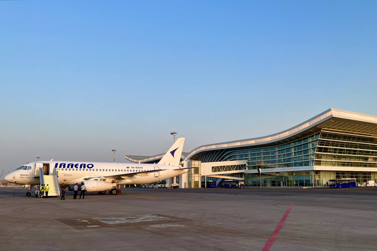 Uzbekistan airports. Самарканд аэропорт 2022 год. Аэропорт Самарканд новый. Самолет и аэропорт. Самолет Узбекистан.