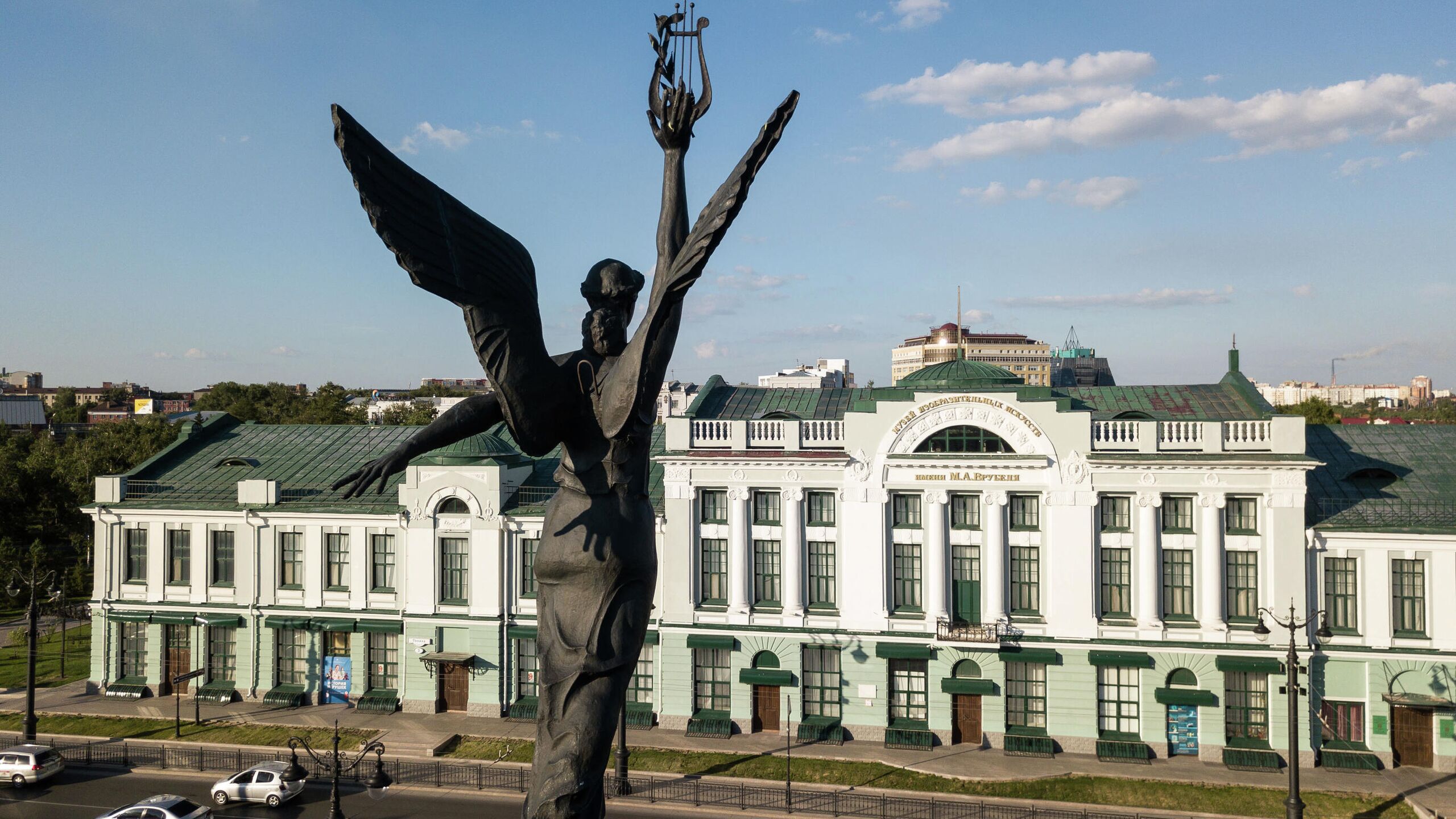 Пройдет омск. Академический театр драмы статуя Омск. Крылатый гений Омск. Скульптура крылатый гений в Омске. Драмтеатр Омск крылатый гений.