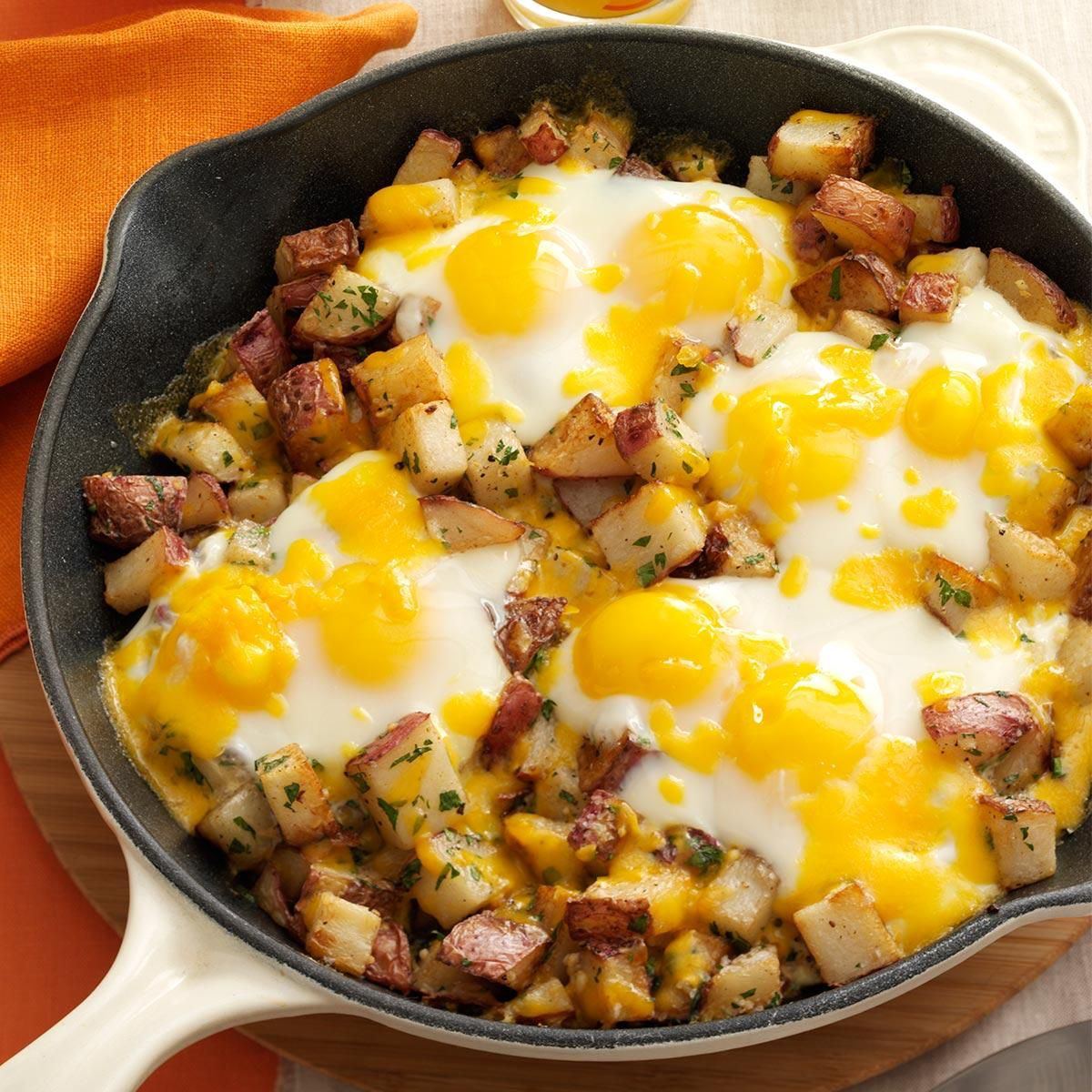 Рецепты ужина на быструю руку. Яичница с картошкой. Глазунья с картофелем. Яичница с картошкой на сковороде. Завтрак с картошкой и яйцами.