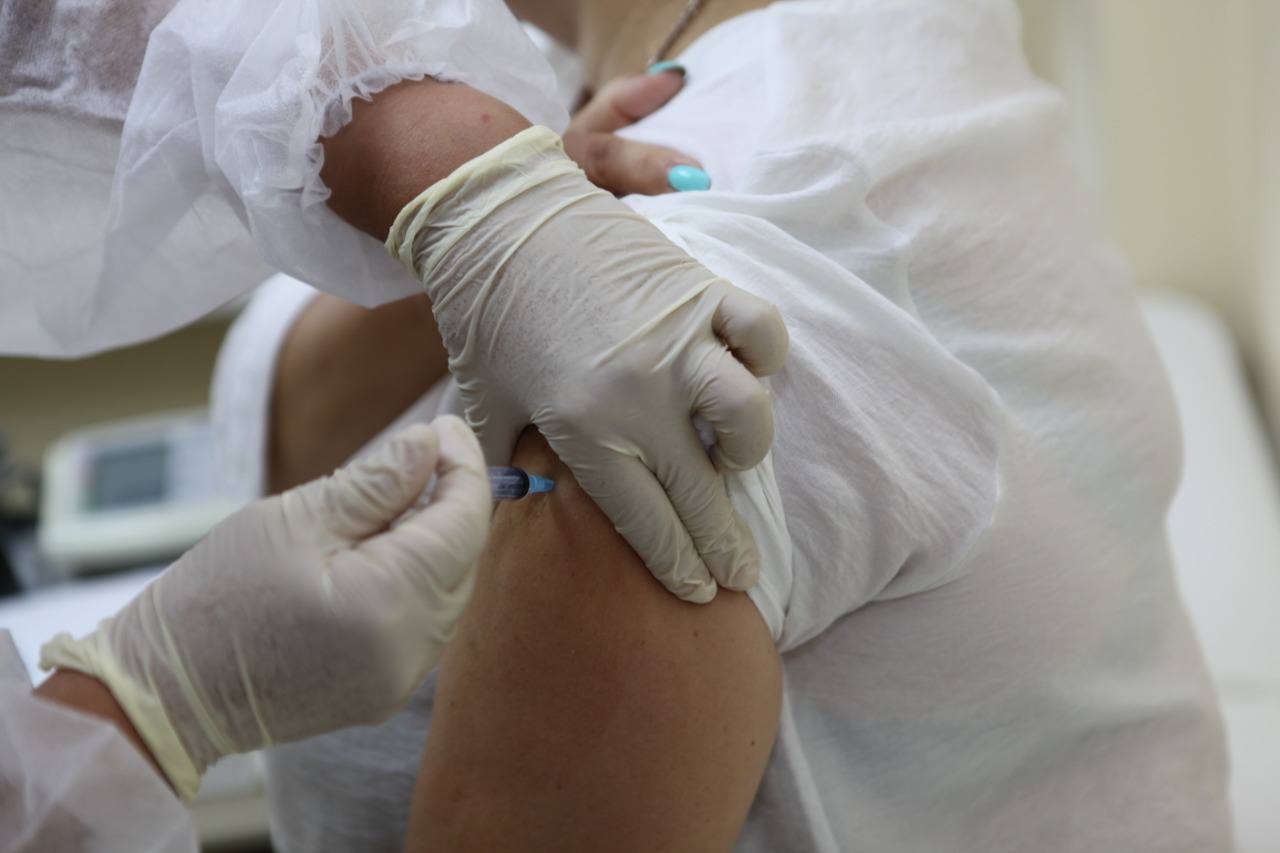 Вакцинация от коронавируса лайт. Вакцинация. Иркутский центр вакцинаций. Фото прививки. Вакцинация от Ковида.