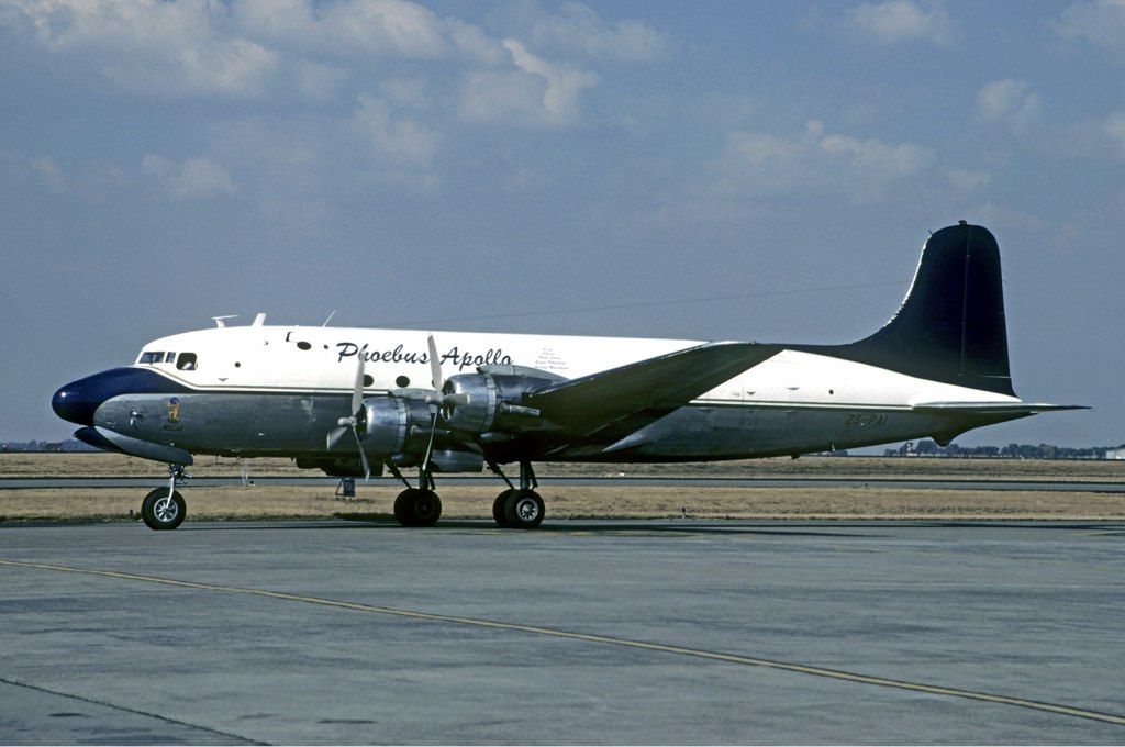 Dc 4 d. DC 4 MCDONNELL Douglas. Douglas авиакомпания. Самолет Дуглас пассажирский с двигателем в хвосте. Рейс 410.