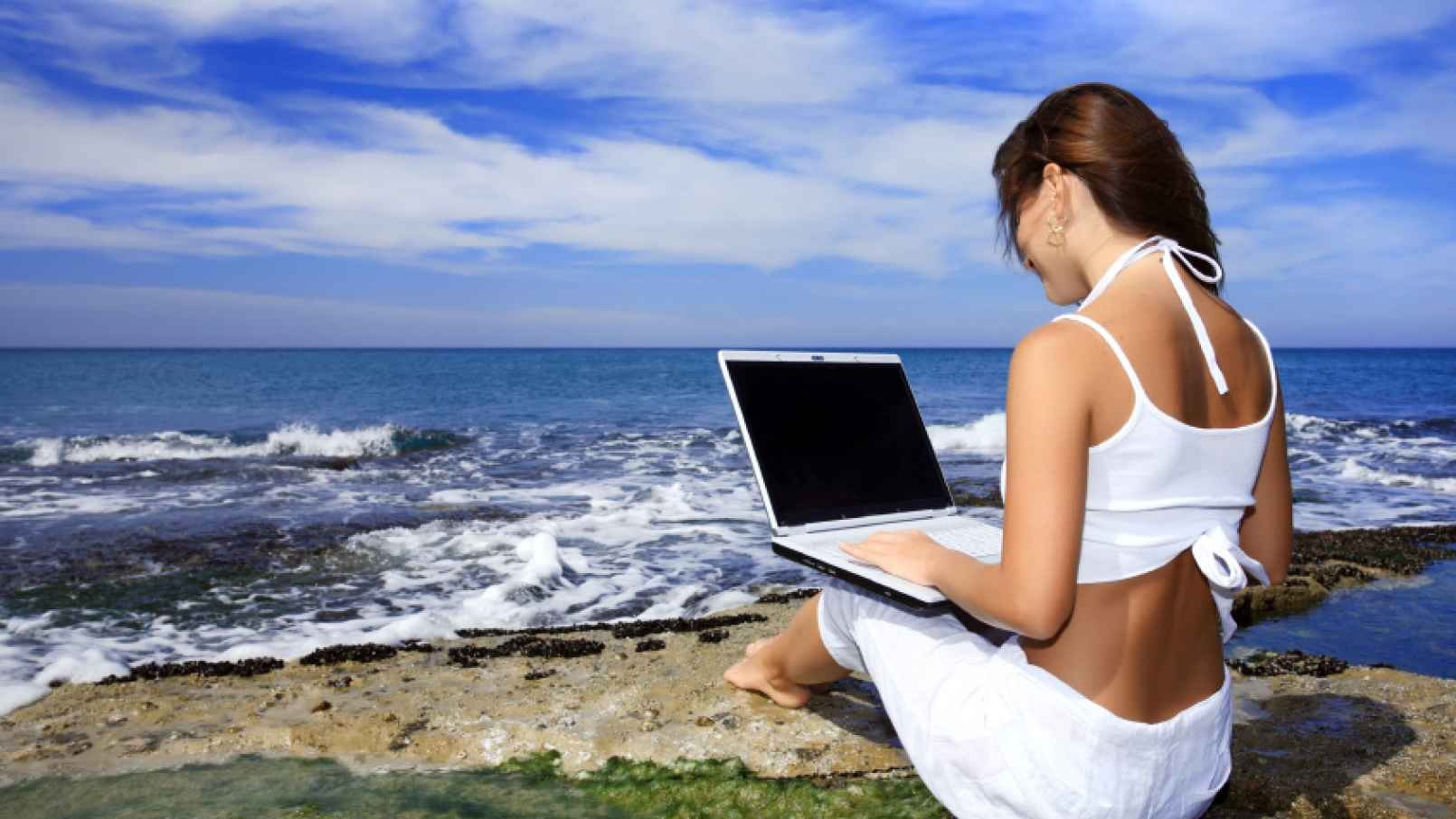 Девушка с ноутбуком фото на море