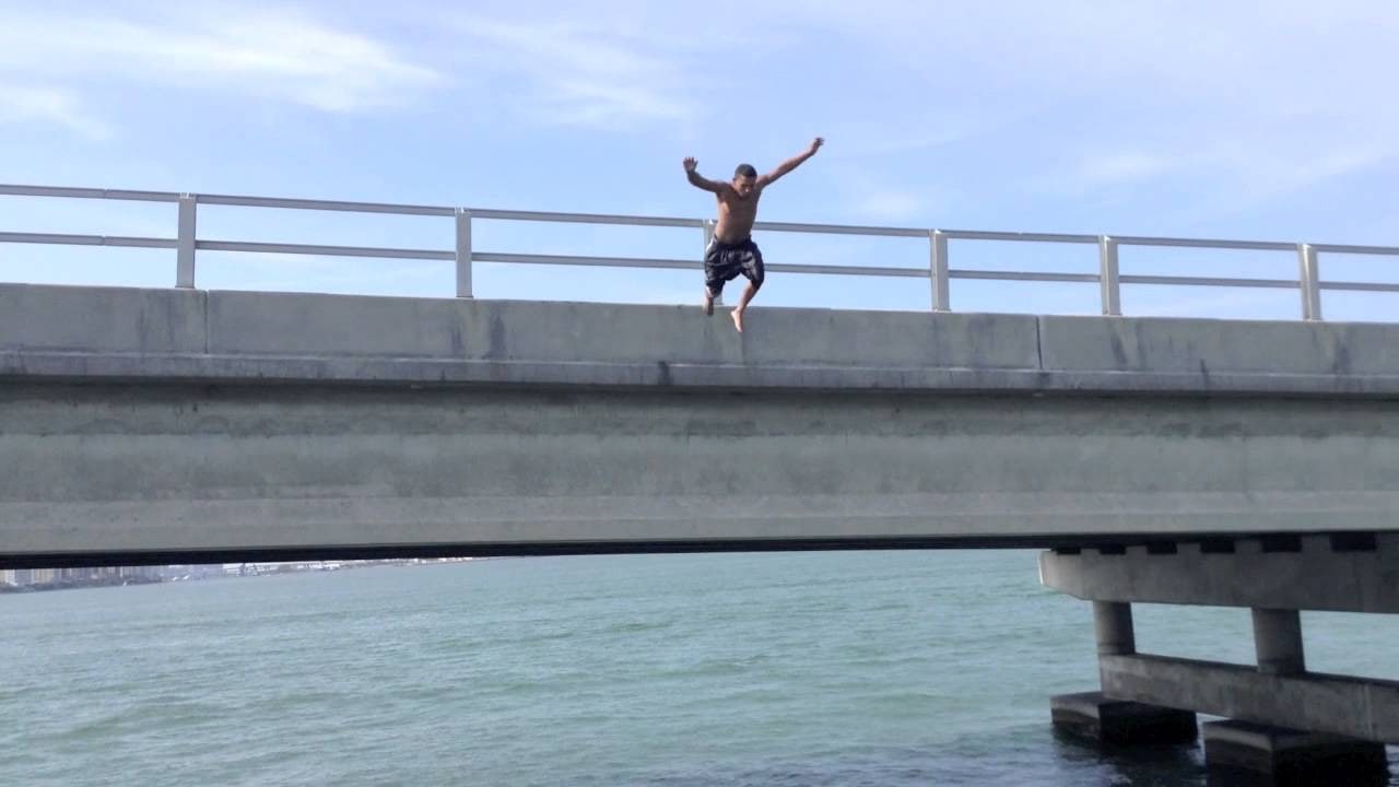 Парень стоит на мосту