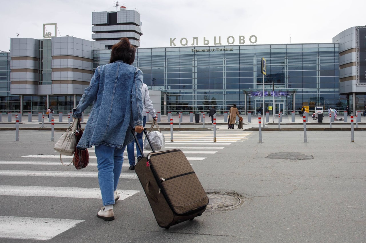 Новый прямо. Аэропорт Кольцово досмотр. Девушка Виктория в аэропорту Кольцово живет.