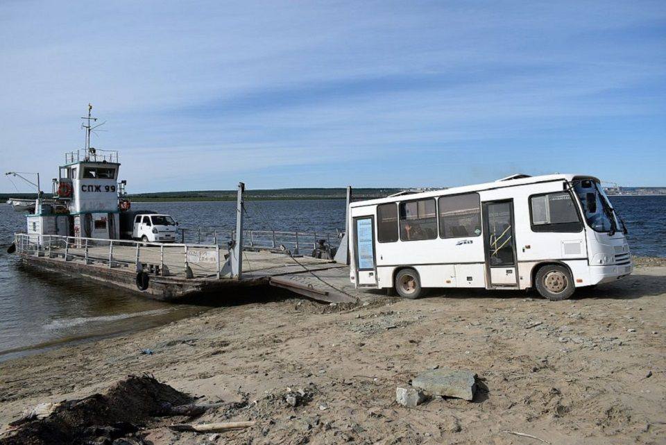 Паром якутск бестях. Паромная переправа Якутск. Паром переправа Якутск Бестях. Паромная переправа Якутск Нижний Бестях. Переправа Якутск-Нижний Бестях.