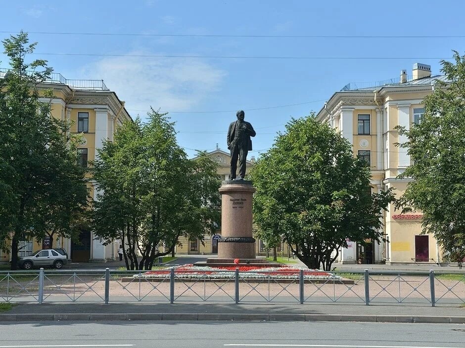 Колпино центр. Площадь города Колпино. Колпино Вокзальная площадь. Колпино центр города. Привокзальная площадь в городе Колпино..