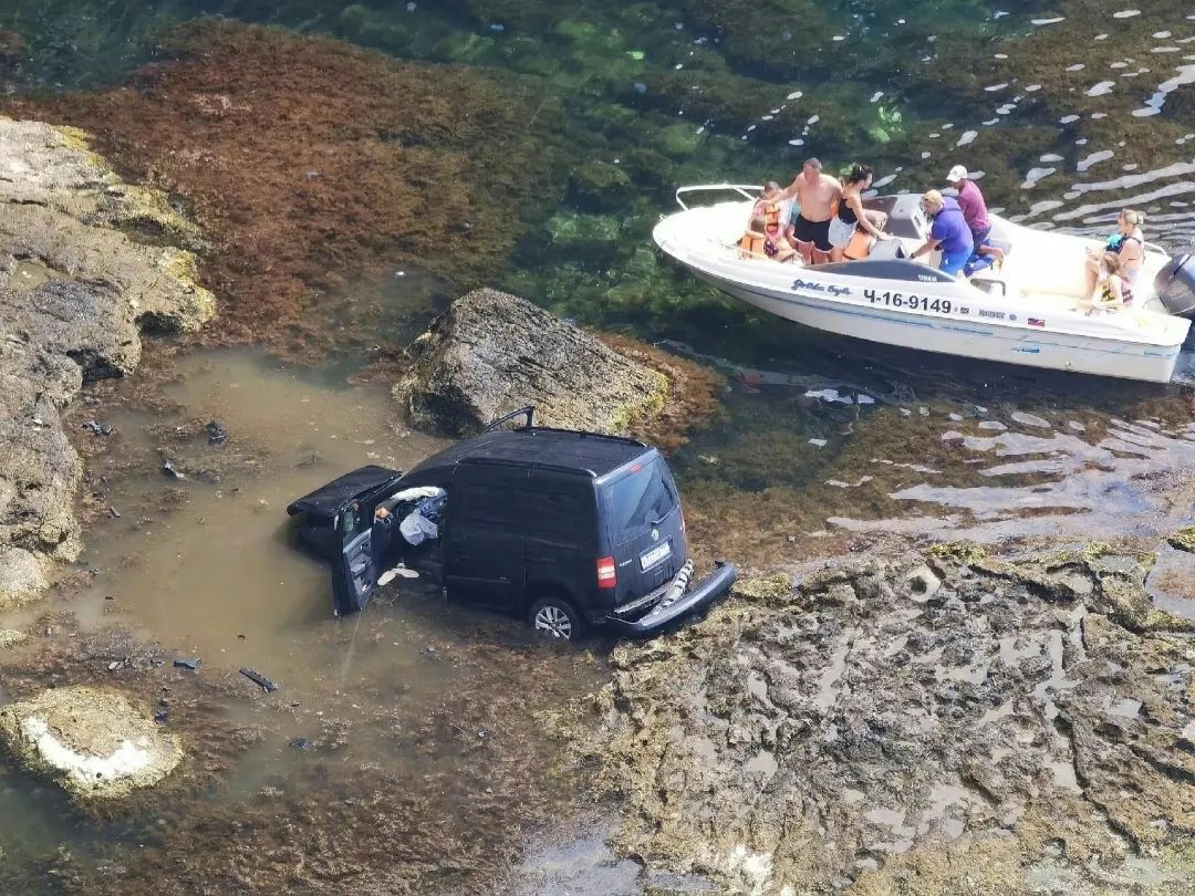 действия водителя при падении автомобиля в воду