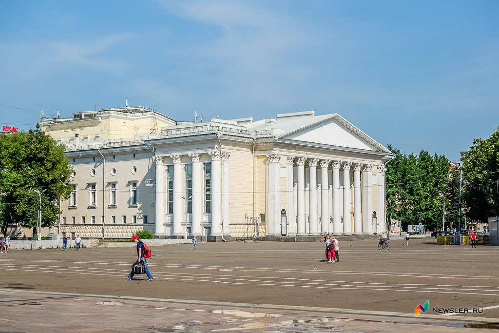 Театр на театральной площади. Театральная площадь Киров. Кировский драматический театр Киров. Театр на театральной площади Киров. Театральная площадь Киров теарт.