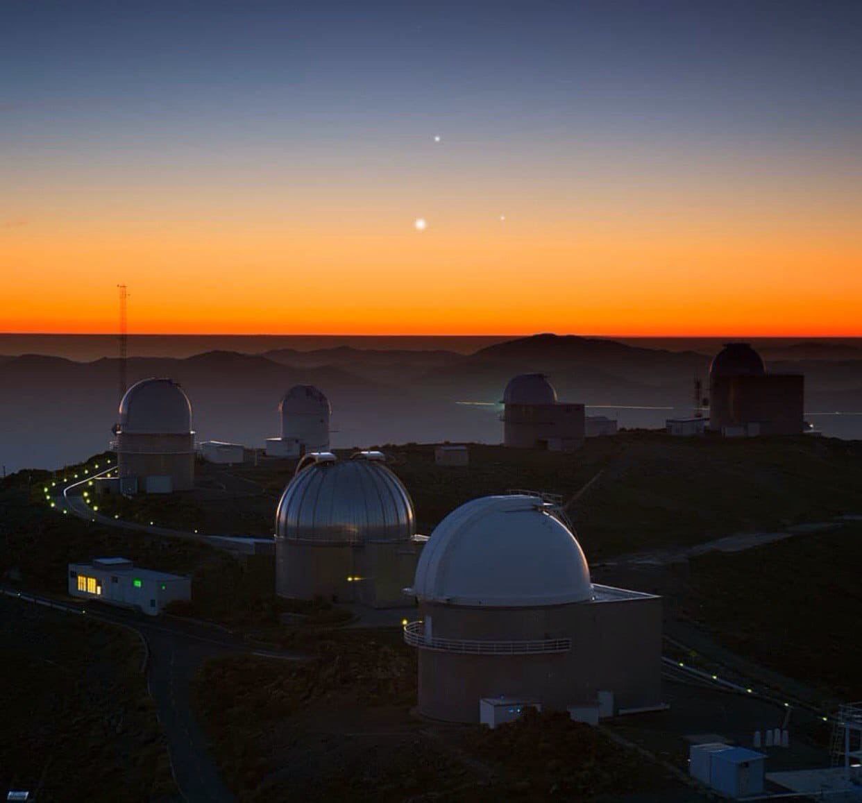 Над ля. Обсерватория ла-силья, чили. Збитые шары над украиной фото. Воздушный шар над стокгольмом. Метеор метеорит метеороид.