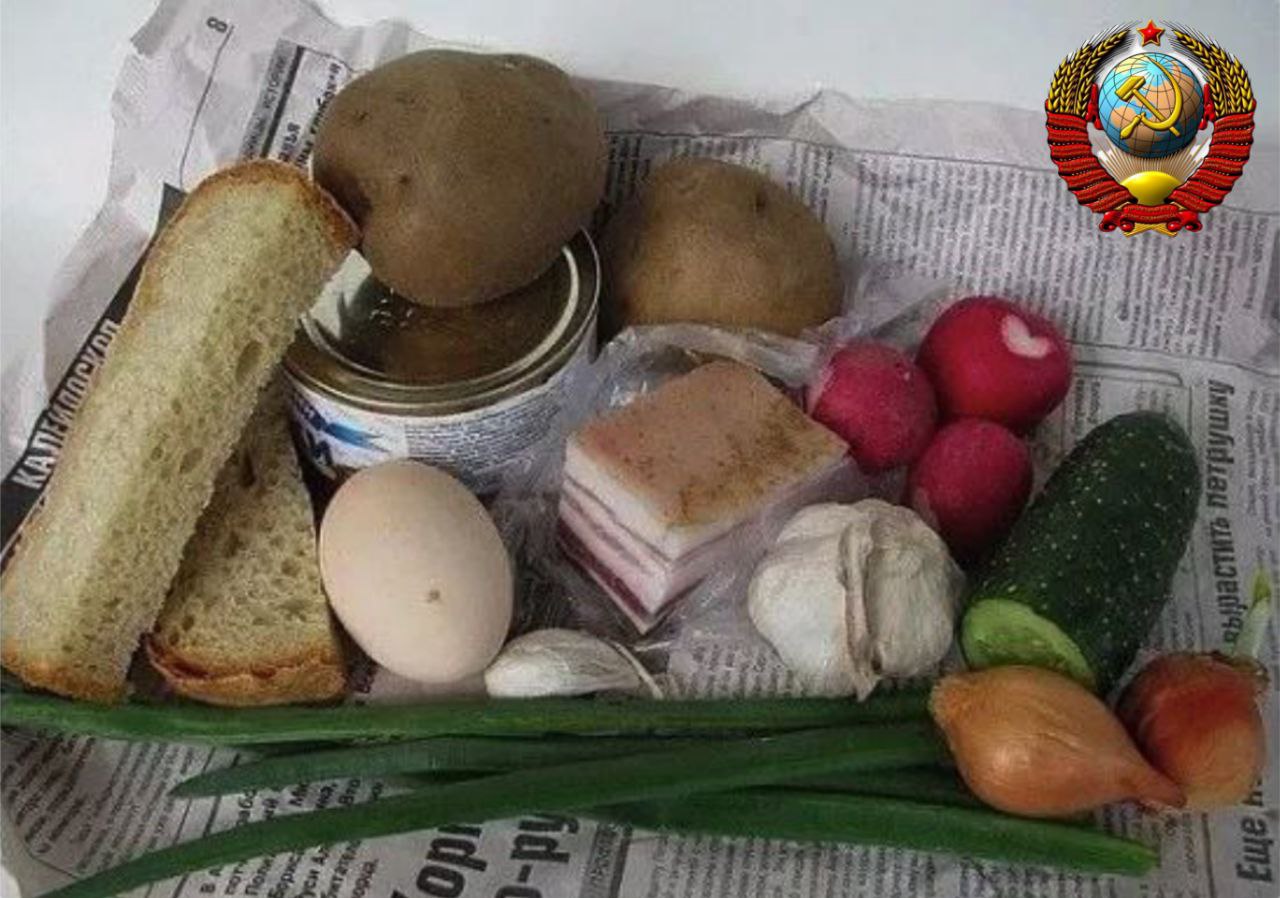 Продукты питания распространены в дальневосточной. Продуктовый набор СССР. Деревенская еда СССР. Набор деревенских продуктов. Сало и картошка и хлеб.