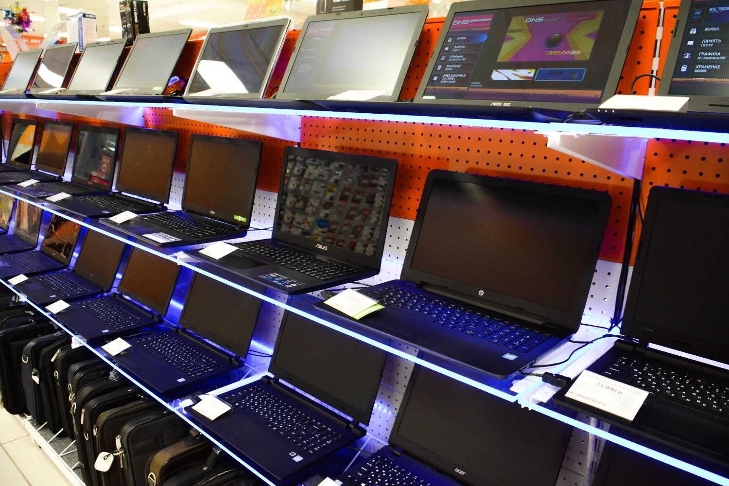 Computer shop. Компьютерный магазин. Магазин компьютерной техники. Поставка компьютеров. Компьютерный магазин в Москве.